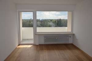provisions-frei: Helle 3-Zimmer Wohnung im 7. OG mit Balkon in München-Moosach – Treitschkestr. 4, 80992 Alt-Moosach, München – Vorschaubild 1
