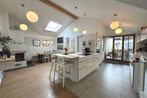 Haus im Haus - Familienfreundliche 5-Zimmerwohnung mit Dachterrasse, Gartenanteil und Pool

