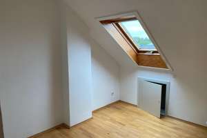 Dachgeschosswohnung mit drei Räumen, Einbauküche und Hobbyraum – Holderbuschweg 8, 70563 Heerstraße, Stuttgart – Vorschaubild 12