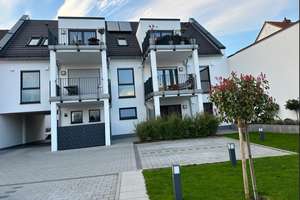 Neuwertige moderne 2-Zi.-OG-Wohnung mit großem überdachtem Balkon und Einbauküche