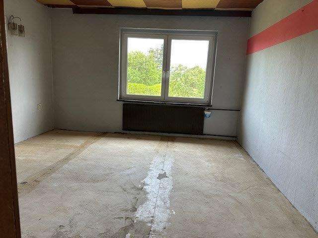 Immobilie in Miesitz - Wohnen auf einer Ebene - Großer sanierungbedürftiger Bungalow mit viel Potenzial - Bild 1