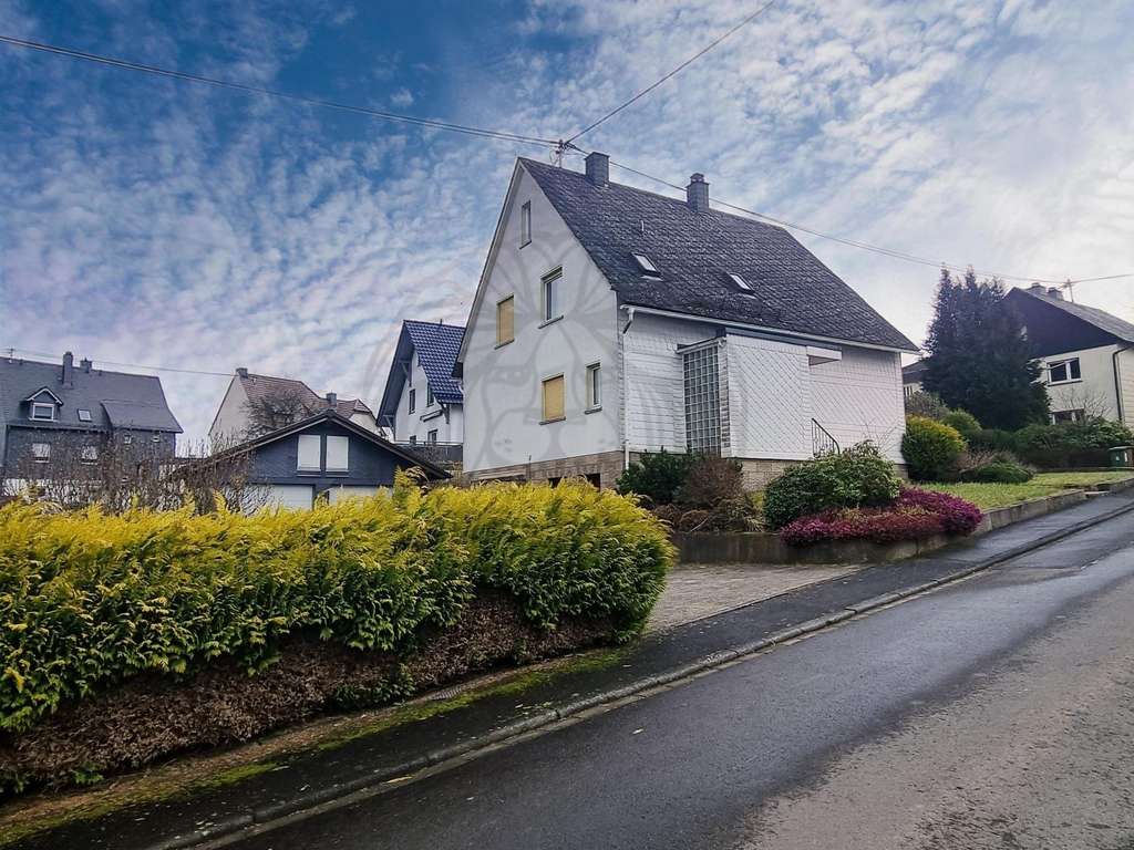 Immobilie in Rennerod - Rennerod/OT "Handwerker aufgepasst" Einfamilienhaus mit Garagen und Garten - Bild 2