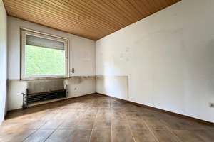 BUNGALOW MIT GROSSEM GARTEN UND GARAGE – RENOVIERUNGSBEDÜRFTIG MIT VIEL POTENZIAL – Die vollständige Adresse der Immobilie erhältst du vom Anbieter., 81827 Waldtrudering, München – Vorschaubild 13