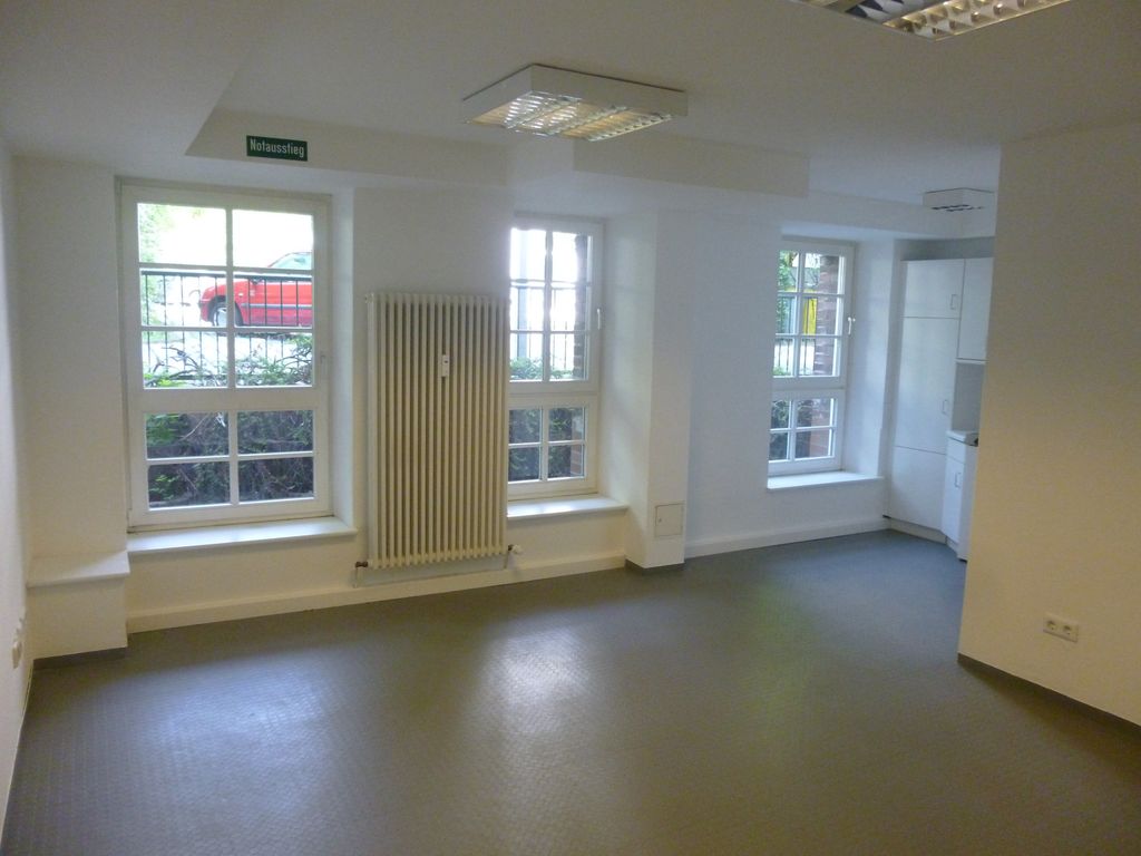 Kleines Büro im Souterrain + Stellplatz! Ruhig zum Innenhof gelegen!