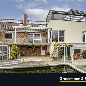 Zweifamilienhaus mit zwei Gewerbehallen