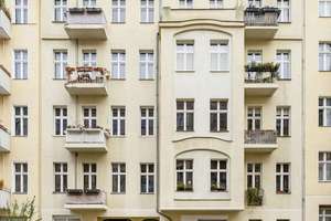 Perfekt für Singles: kompakte 1-Zimmer-Altbauwohnung im pulsierenden Kreuzberg – mit Eigennutzoption – Freiligrathstraße 11, 10967 Kreuzberg, Berlin – Vorschaubild 3