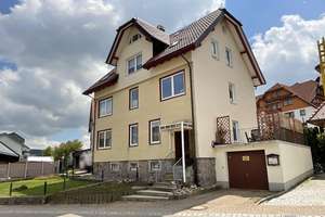 Zentral wohnen mit vielseitigen Möglichkeiten – Gepflegtes Mehrfamilienhaus mit Garten und Stellplät