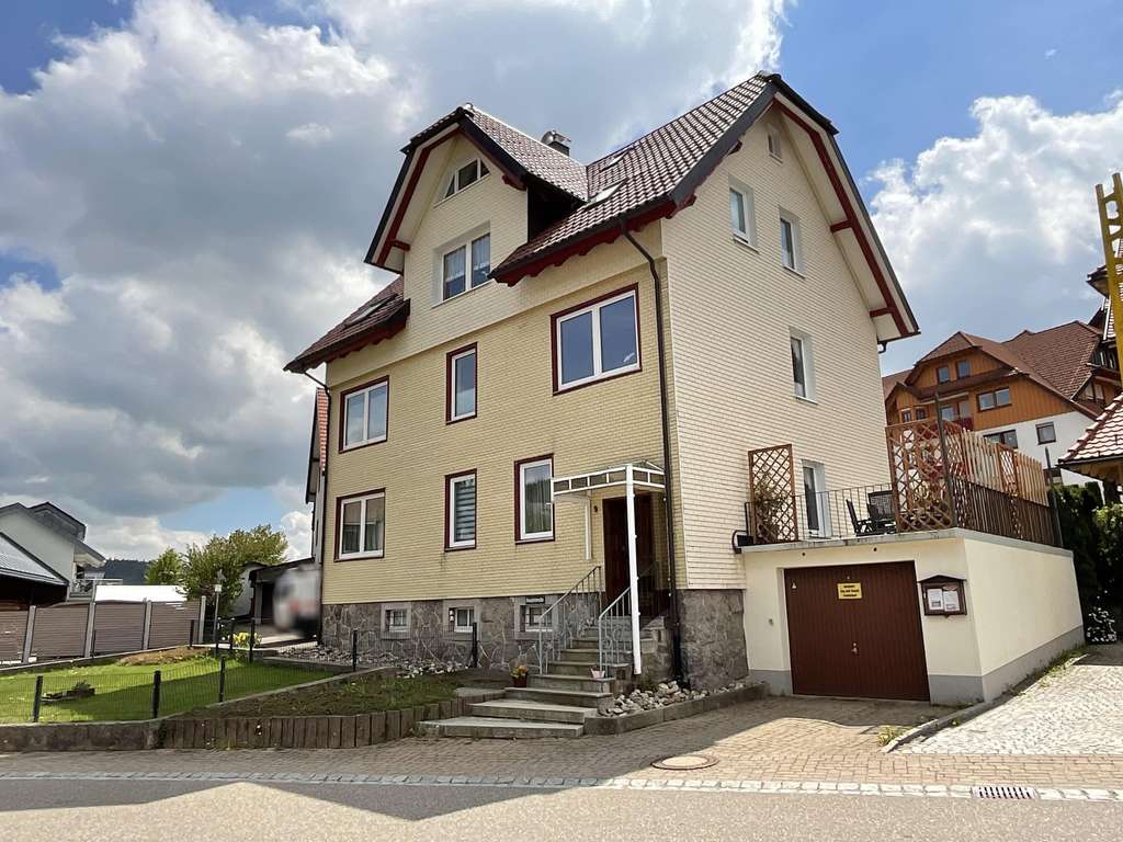 Immobilie in Schonach im Schwarzwald - Zentral wohnen mit vielseitigen Möglichkeiten – Gepflegtes Mehrfamilienhaus mit Garten und Stellplät - Bild 0