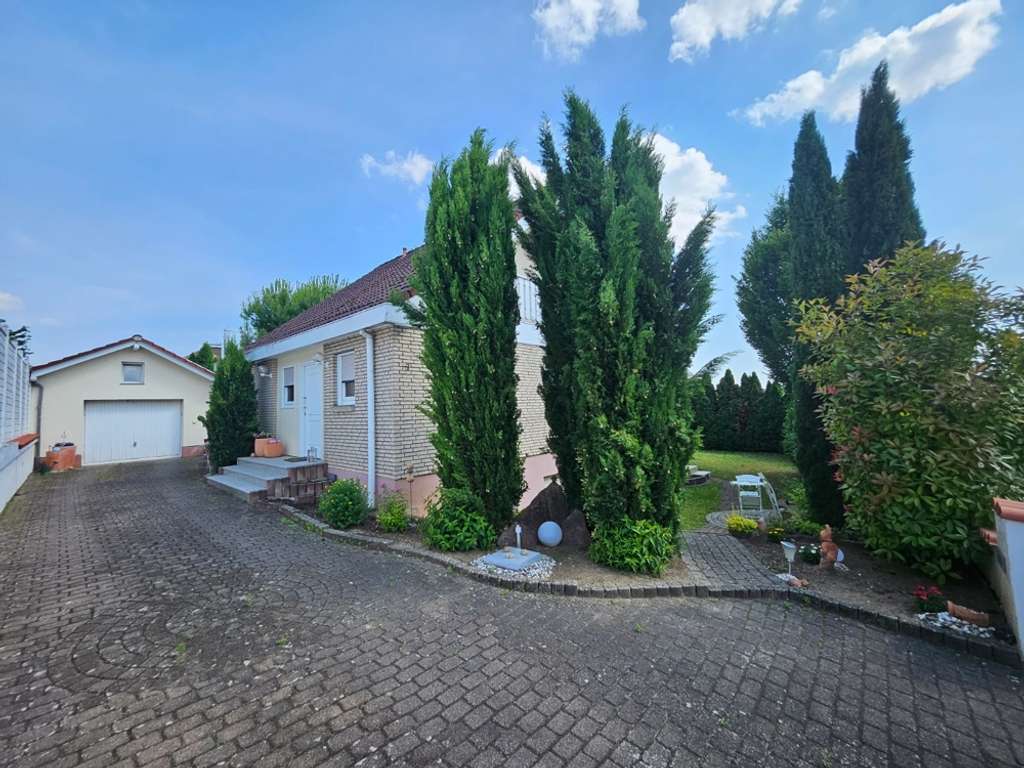 Immobilie in Insheim - Wunderschönes Einfamilienhaus - super Lage - große Garage - Garten mit sommerlicher Atmosphäre - Bild 3