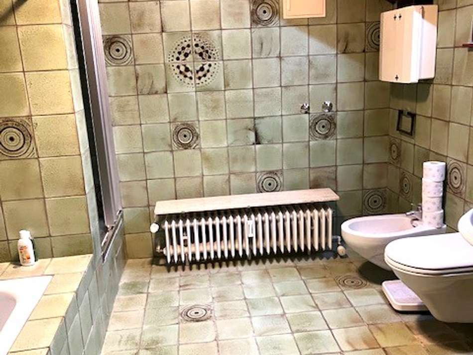 Bad mit Wanne und Dusche im DG