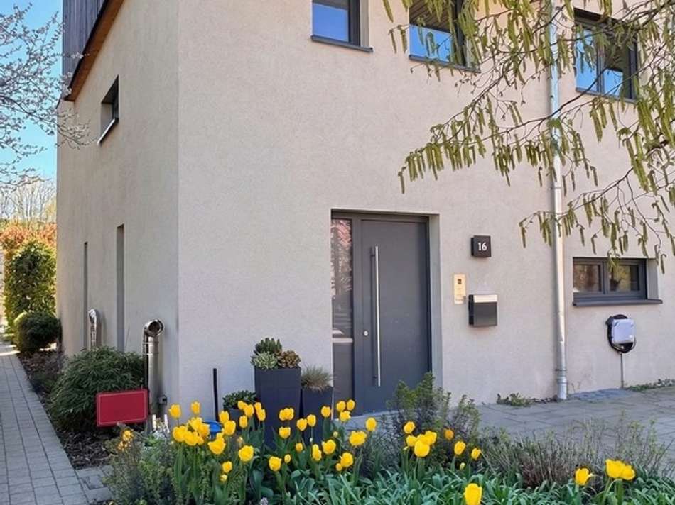 Haus Front und Vorgarten