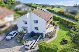 Zwei Wohnungen – viele Möglichkeiten: Familienhaus mit Terrasse, Balkon & Kamin – Die vollständige Adresse der Immobilie erhältst du vom Anbieter., 63694 Limeshain – Vorschaubild 2