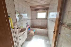 Renovierungsbedürftige DHH mit zwei getrennten Wohnungen auf schönem Grundstück mit Garten und Pool – Nürnberg – Vorschaubild 5