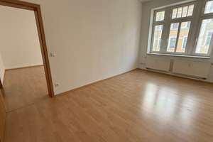 Whg. im 2.OG ! Küche mit Balkonzugang / Laminat / Bad mit Wanne  u.v.m.