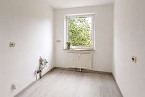 Attraktive 4-Zimmer-Wohnung mit Balkon in ruhiger Wohnlage von Königsbrunn - Anfragen bitte per E-Ma – Die vollständige Adresse der Immobilie erhältst du vom Anbieter., 86343 Königsbrunn – Vorschaubild 3