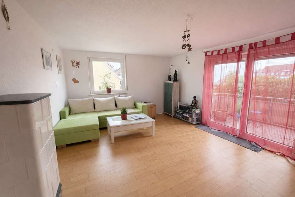 Immobilie in Ditzingen - 3-Zimmer DG-Wohnung mit Südbalkon und Gartenanteil zu verkaufen - Bild 2