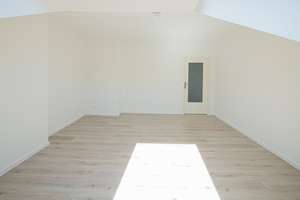 Helle Dachwohnung im Altbau - frisch renoviert, Tageslichtbad, schickes Laminat/Vinyl - bezugsfertig – Oederaner Straße 14, 1159 Löbtau-Nord, Dresden – Vorschaubild 8