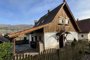 In schöner Ortsrand-/ Aussichtslage: Gepfl. EFH, u. a. mit Wintergarten, Kaminofen, Fußbodenheizung – Alte Weinstraße 33, 98554 Benshausen – Vorschaubild 1