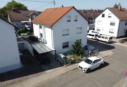 Hausansicht & Carport...