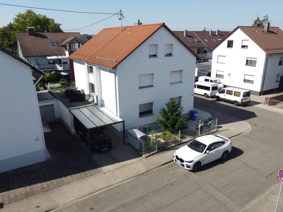 Hausansicht & Carport...