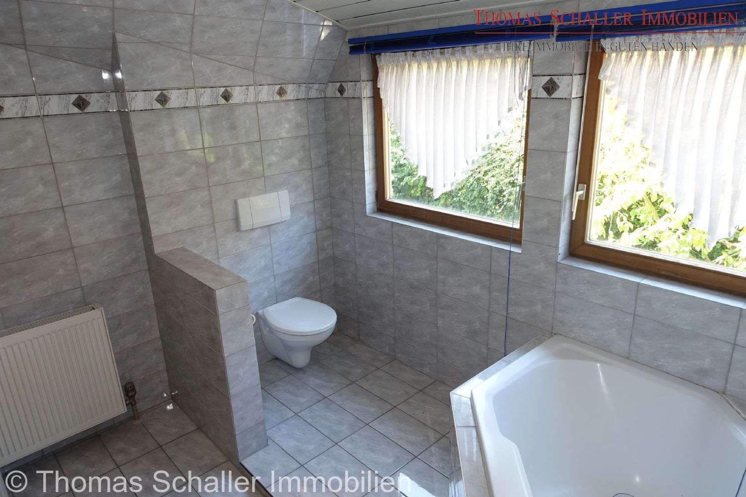 Immobilie in Velburg - Ein-/ Zweifamilienhaus in Hanglage mit Garage, Terrasse, Balkon, Loggia, EBK in Velburg bei Neumarkt - Bild 0