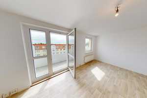 3-Raum-Wohnung mit Balkon in familienfreundlicher Umgebung – Fürstenstr. 218, 9130 Chemnitz – Vorschaubild 1