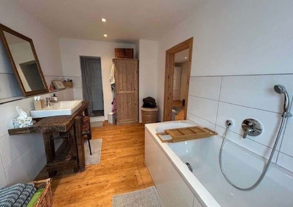 Immobilie in Elztal - Einfamilienhaus mit Nebengebäude und Stellplatz - Bild 1