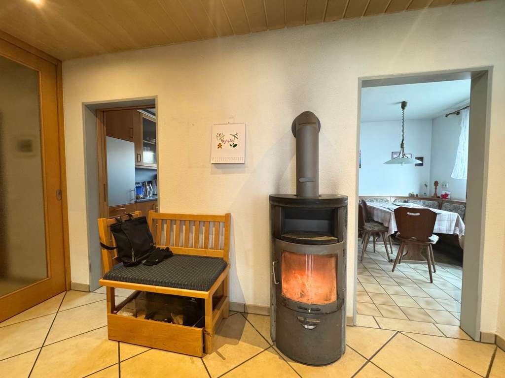 Immobilie in Küssaberg - Dangstetten-Einfamilienhaus mit Doppelgarage und Einliegerwohnung-Wohnen und Arbeiten unter einem Da - Bild 3