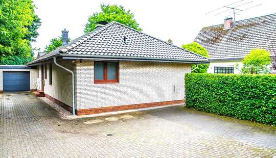 Bild von Einfamilienhaus (Bungalow) mit Garage in rückwärtiger Wohnlage