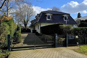 Stilvolles Einfamilienhaus mit großzügigem Garten und klassischer Eleganz – Die vollständige Adresse der Immobilie erhältst du vom Anbieter., 22393 Sasel, Hamburg – Vorschaubild 1
