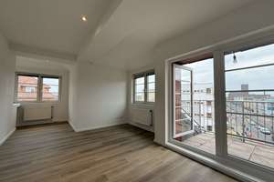 Bezugsfreie, großzügige 1-Zimmer-Altbauwohnung im Dachgeschoss mit schönem Balkon und Wohnküche!