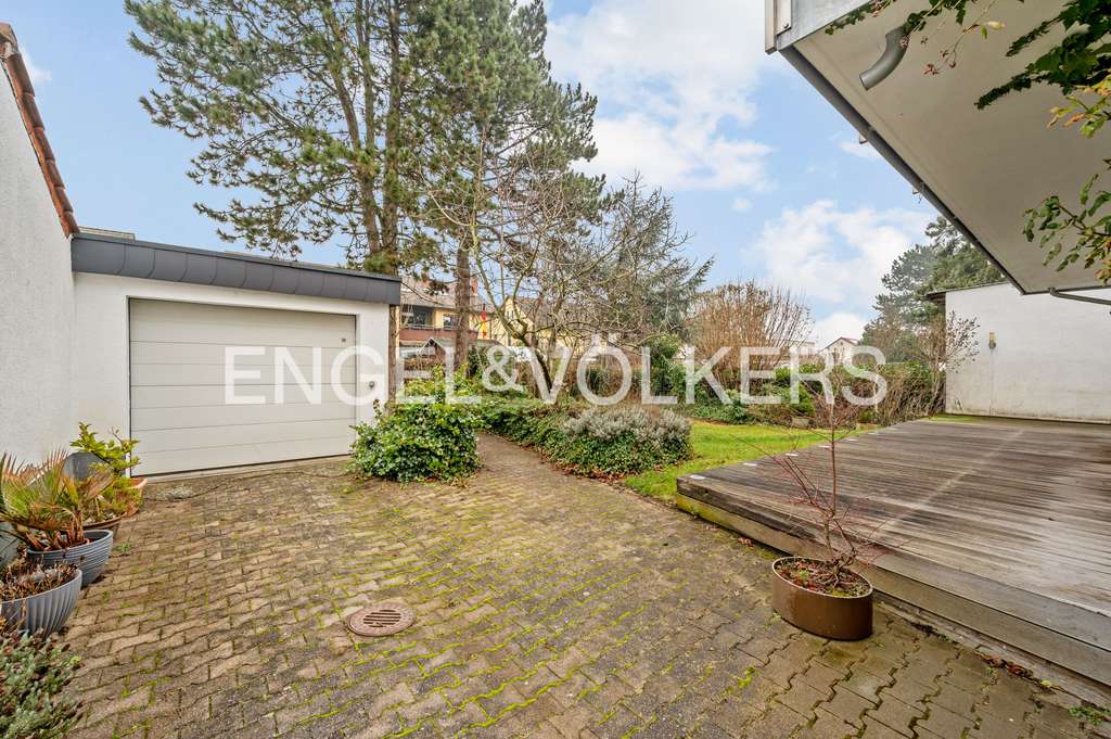 Immobilie in Hockenheim - Solides 3-Familienhaus mit 300 m² Wohnfläche und zwei leerstehenden Einheiten! - Bild 2