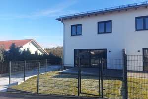 ❣️Ankommen. Zuhause sein. ❣️ Neubau-Erstbezug-DHH in KfW40❣️ – Die vollständige Adresse der Immobilie erhältst du vom Anbieter., 94424 Arnstorf – Vorschaubild 1