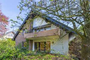 Freistehendes Zweifamilienhaus mit zwei Stellplätzen und Garage, am ruhigen Privatweg gelegen.
