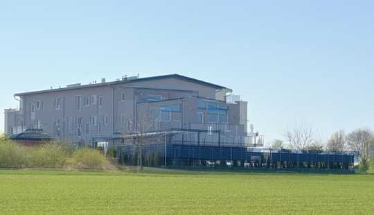 Bild von Mediterranes Ensemble - mit Pool & Palmen – große Wohnungen, Büro, Halle - in Feldrandlage