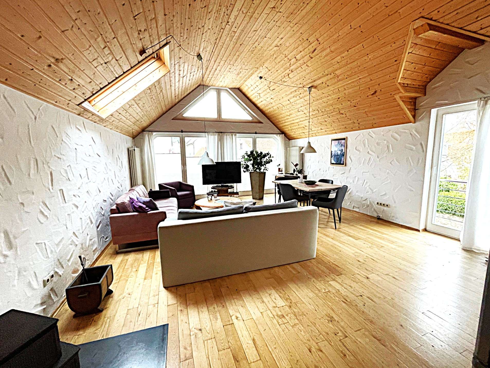 Immobilie in Üxheim - Wohnen Sie da, wo andere Urlaub machen
1 Haus und 1 Wohnung  mit Doppelgarage
stilvoll - gemütlich - Bild 1