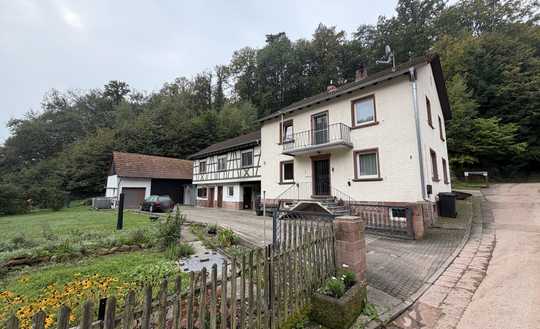 Sehr gepflegtes und modernisiertes Wohnhaus mit Hof, Garage, Garten, Carport und Scheune