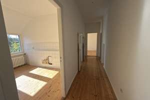 Willkommen in Ihrer wunderschönen Dachgeschosswohnung mit Sonnenbalkon in Berlin-Zehlendorf – Die vollständige Adresse der Immobilie erhältst du vom Anbieter., 14163 Zehlendorf, Berlin – Vorschaubild 5