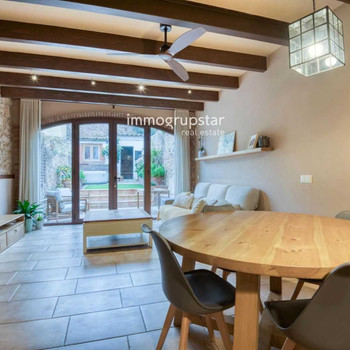 Renoviertes Reihenhaus mit Innenhof und Terrasse im Zentrum von Sant Feliu