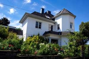 Charmante Villa auf großzügigem, teilbarem Grundstück, alter Baumbestand und unverbaubarer Höhenlage