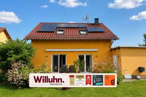 idyllische Siedlungslage | Bj. 2012 - freistehend | Kamin | Fußbodenheiz. | EBK | PV-Anlage | Garage – 4207 Lausen-Grünau, Leipzig – Vorschaubild 1