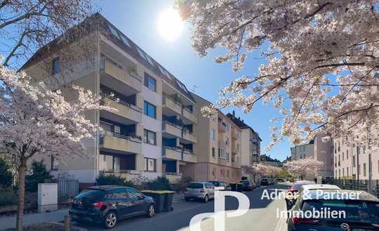 **RENOVIERTE MAISONETTEWOHNUNG IM ÖSTLICHEN RING MIT BALKON, EINBAUKÜCHE UND DUPLEX**