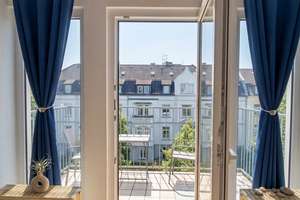 Lichtdurchflutete Dachgeschosswohnung mit Charme & Balkon in Spielstraße in Innenstadtnähe