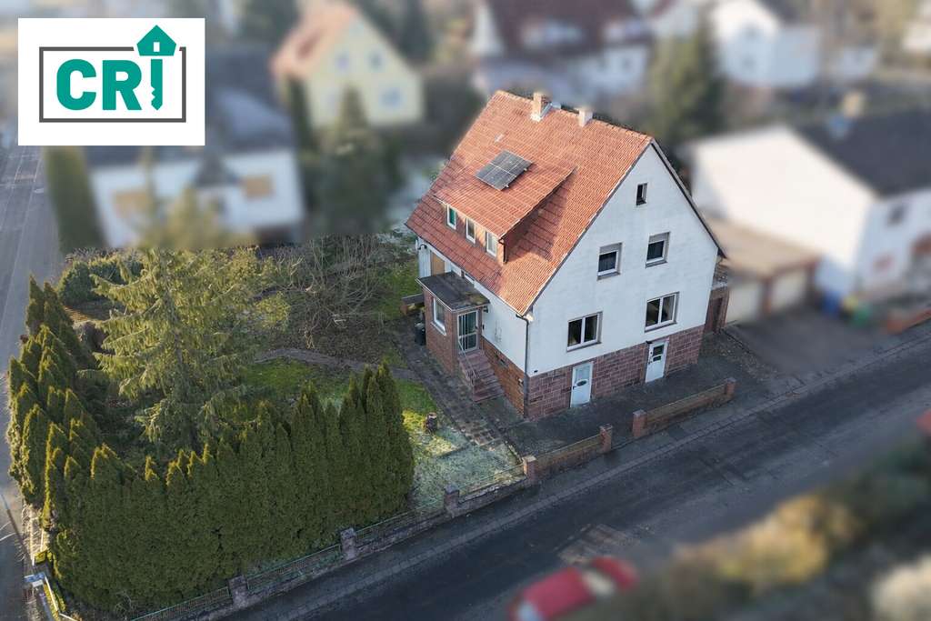 Immobilie in Kirchhain - Haus mit Charme und Entwicklungsmöglichkeiten – Garten, Keller und Garagen inklusive - Bild 0