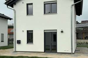 Exklusiver Erstbezug: KFW-40-Einfamilienhaus mit maßgefertigten Schreiner-Einbauten – Die vollständige Adresse der Immobilie erhältst du vom Anbieter., 84187 Weng – Vorschaubild 2