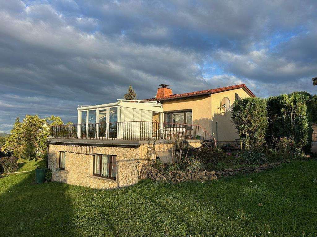 Immobilie in Unterwellenborn - Bungalow - Ein/Zweifamilienhaus mit Wintergarten und tollem Ausblick - Bild 1