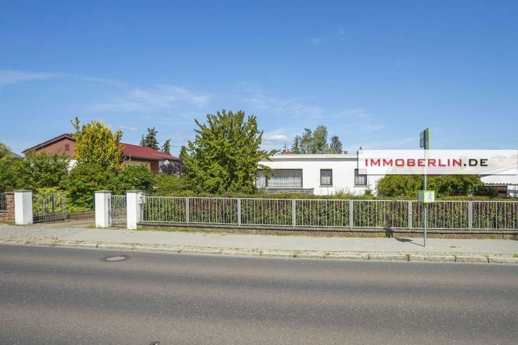 IMMOBERLIN.DE - Charaktervoller Bungalow mit Südwestterrasse, Garagen & großem Garten in familiärer