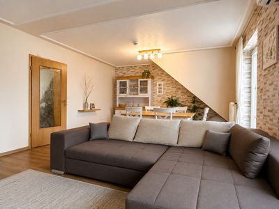 Moderne, klimatisierte 4-Zimmer-Dachgeschosswohnung mit großem Sonnenbalkon in ruhiger, zentrumsnahe