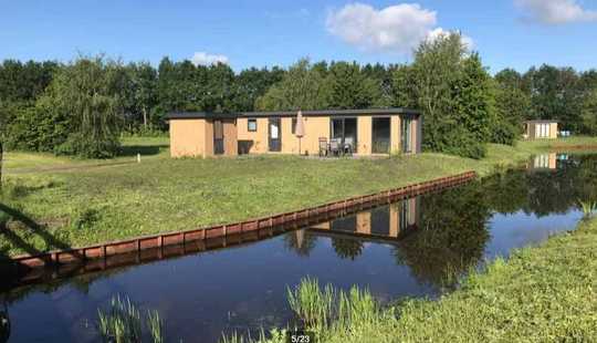 Bild von Kubushaus auf dem Wasser Midwolda (Groningen) (1958)