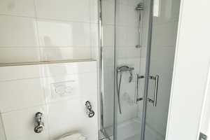 WG-Zimmer in sanierter Wohnung zentral in Würzburg mit Einbauküche mit und ohne Balkon ab sofort! – Semmelstraße 47, 97070 Würzburg – Vorschaubild 3